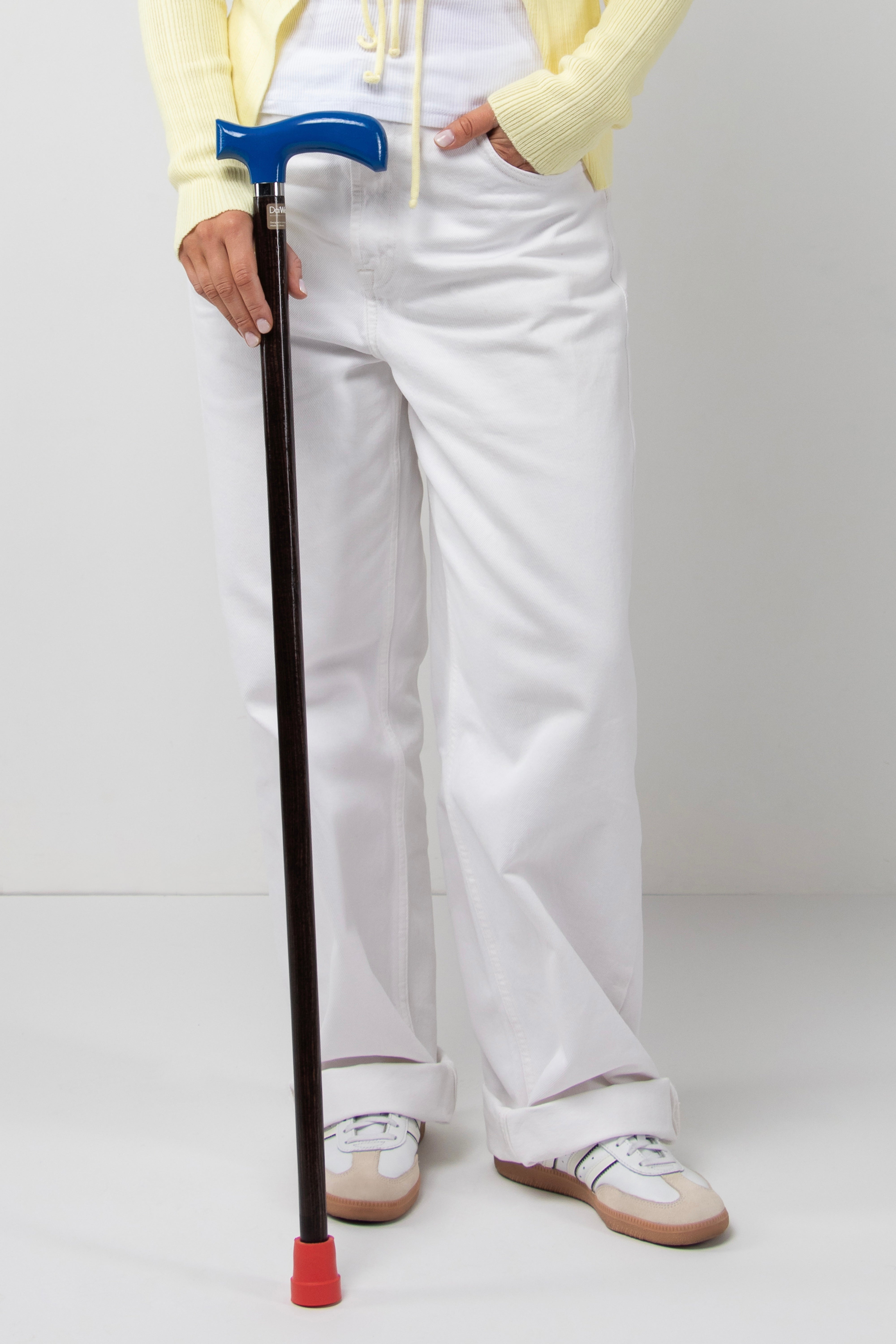 Sophisticated women's walking stick with navy blue handle on dark oak wood. Professional and tailored support for confident women.